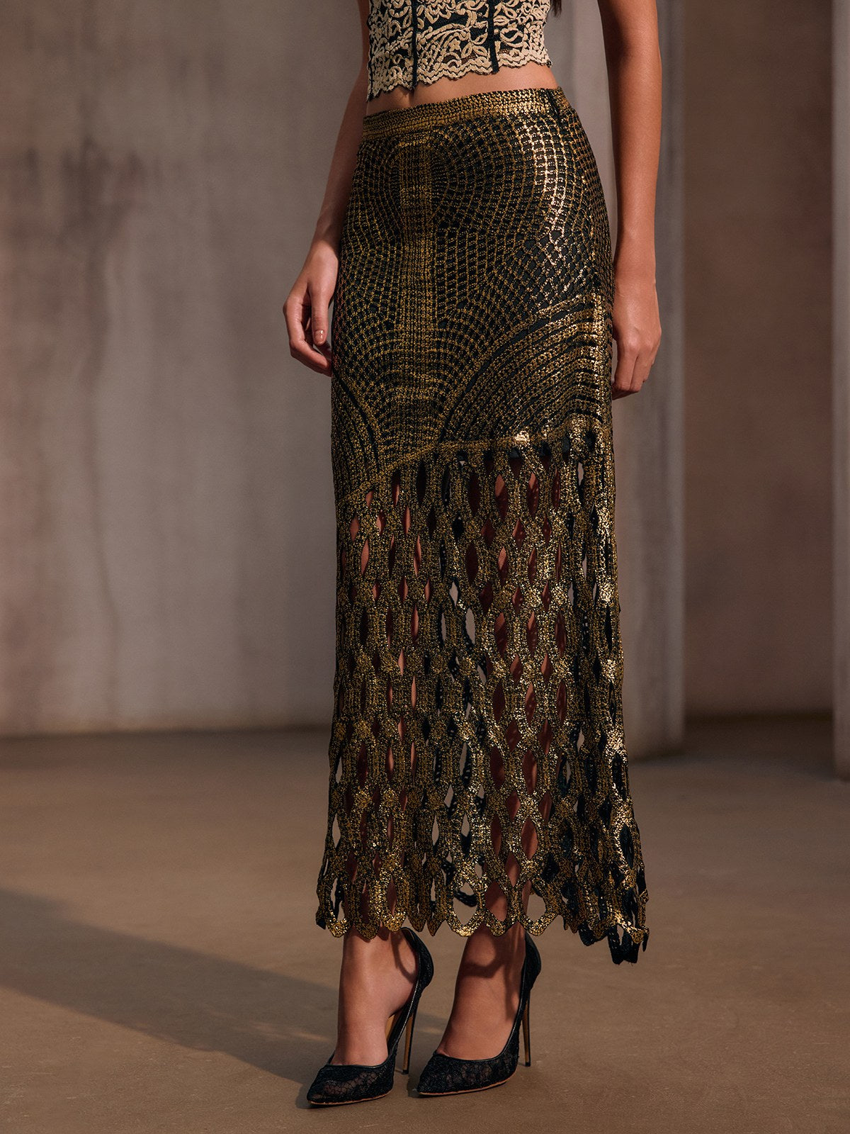 Leldrin Cutout Metallic Skirt In Black & Gold