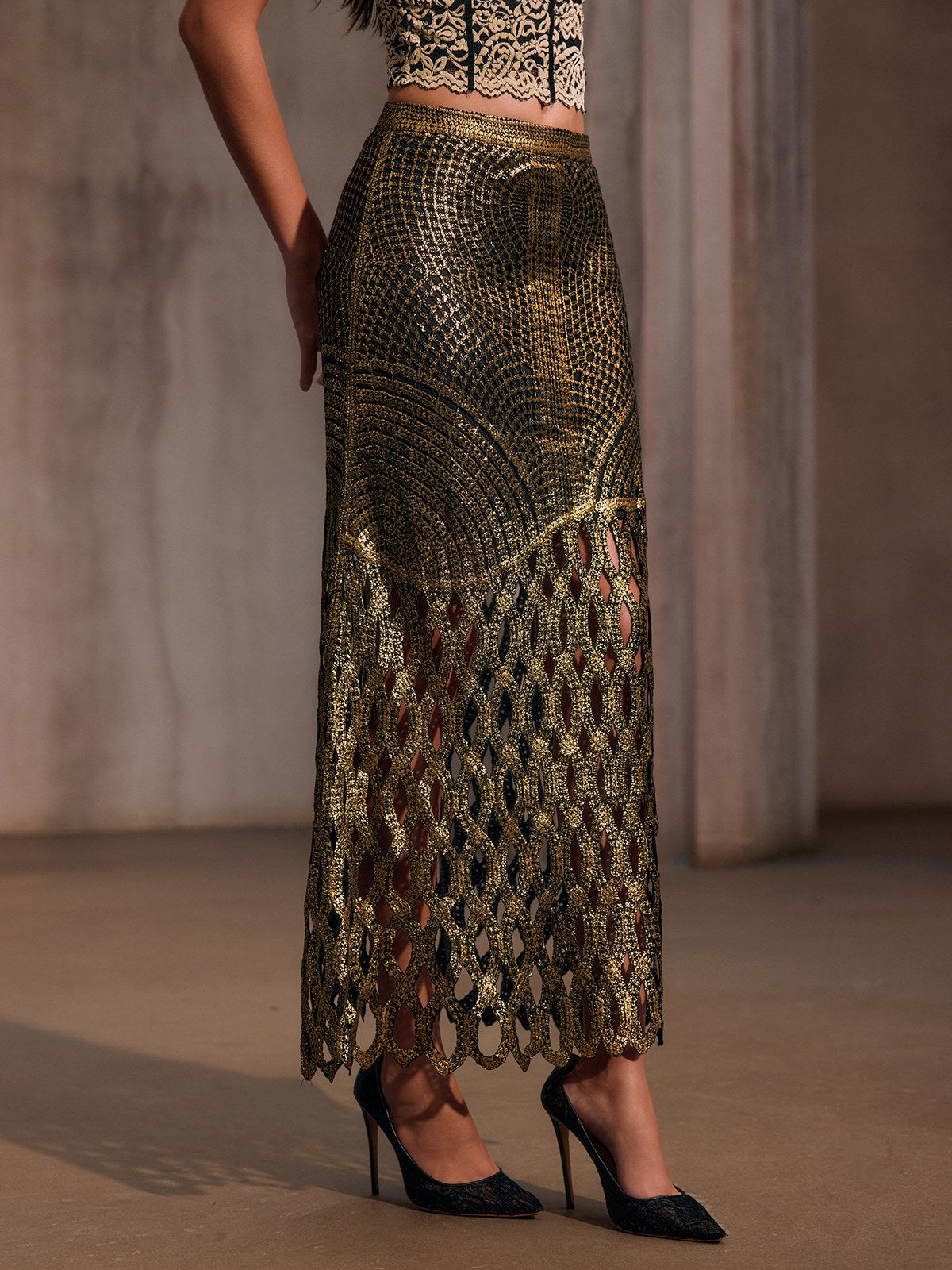 Leldrin Cutout Metallic Skirt In Black & Gold
